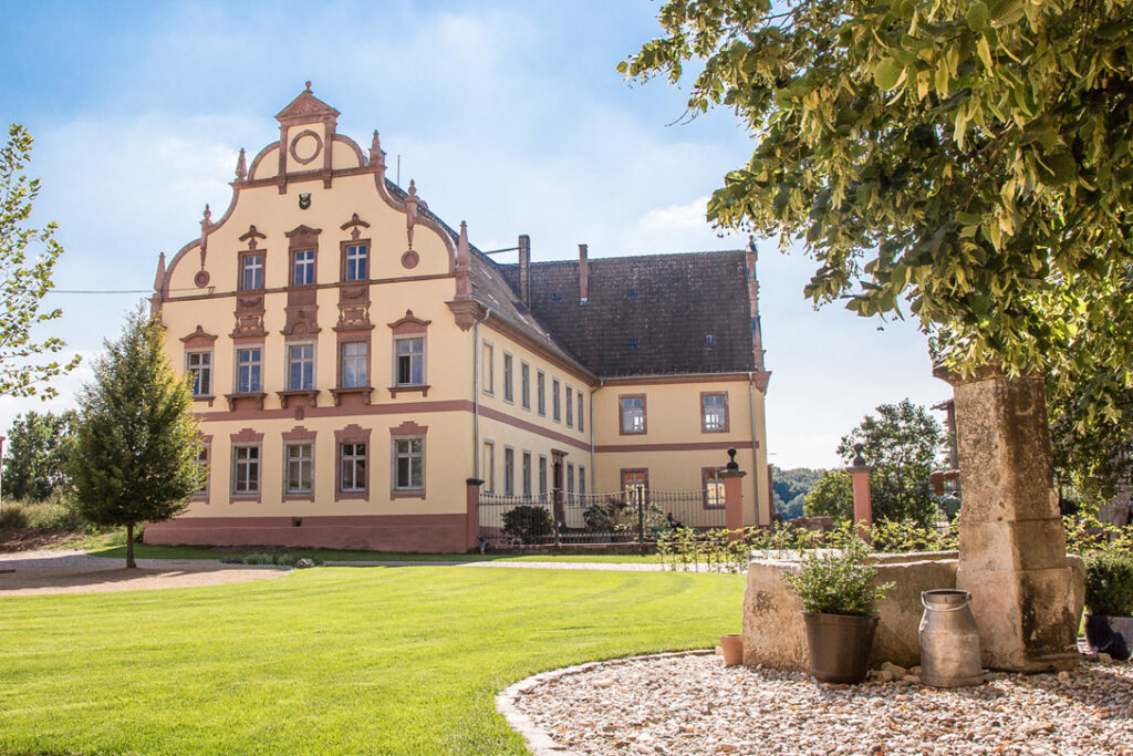 Das Herrenhaus nach Abschluss der Sanierungsarbeiten, sowie neu errichtete Brunnenanlage im Innenhof. (Bildrechte: Thomas Braun)